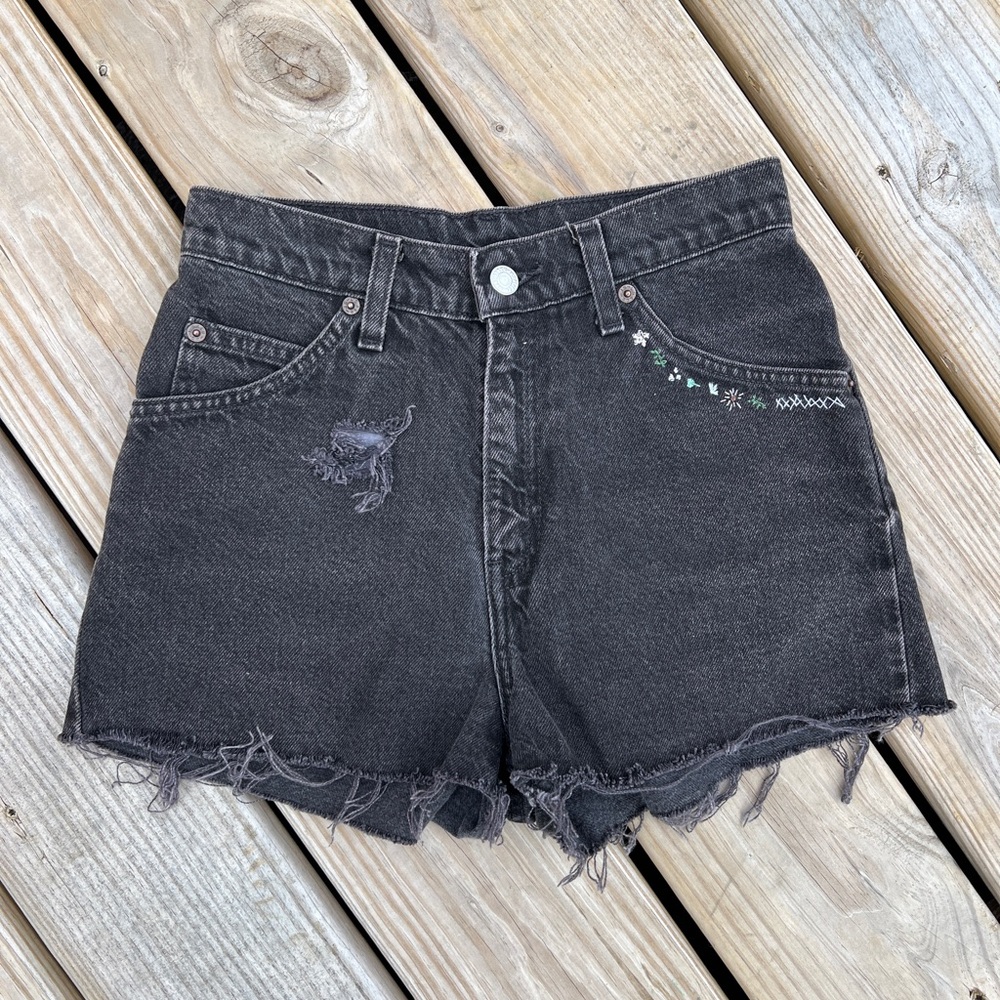 Vintage 90s Women’s Levi’s 912 Black Denim Shorts Distressed Embroidered Size 5